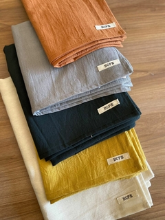 Camino de Mesa de Tusor Liso Mostaza. - comprar online