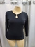 Blusa manga longa com pingente de flor no busto plus size - comprar online