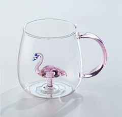 Taza de vidrio con diseño de flamencos rosas. Ideal para bebidas frías y calientes. Diseño tropical y colorido. Perfecta para regalo o uso diario. Material de vidrio resistente.