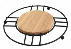 Soporte de madera sobre una base de metal, ideal para colocar pavas u ollas calientes.
