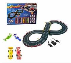 Pista de autos de juguete con coches de carreras, control remoto y pista en forma de ocho.
