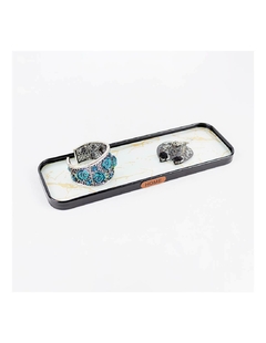 Bandeja rectangular deco de 30x10 cm con diseño de mármol y accesorios decorativos.