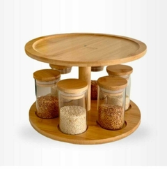 Set de especieros redondos con seis frascos de vidrio y tapa de madera, sobre una base circular de madera.