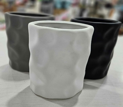 Floreros de cerámica en colores blanco, negro y gris, con diseño texturizado, altura de 18 cm.