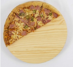 Tabla de madera de 30 cm con una porción de pizza sobre ella.