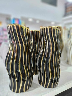 Florero de cerámica negro con detalles dorados, de 24 cm de alto, con diseño ondulado.