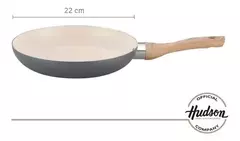 Sartén de cerámica Hudson de 22 cm en color crema con mango de madera.