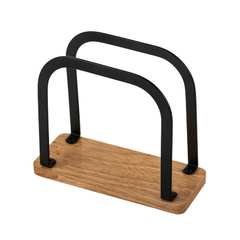 Servilletero curvo de madera con estructura metálica negra.