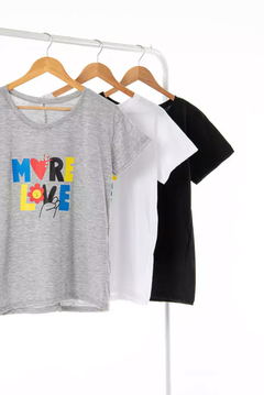 Remera estampada more love - comprar online