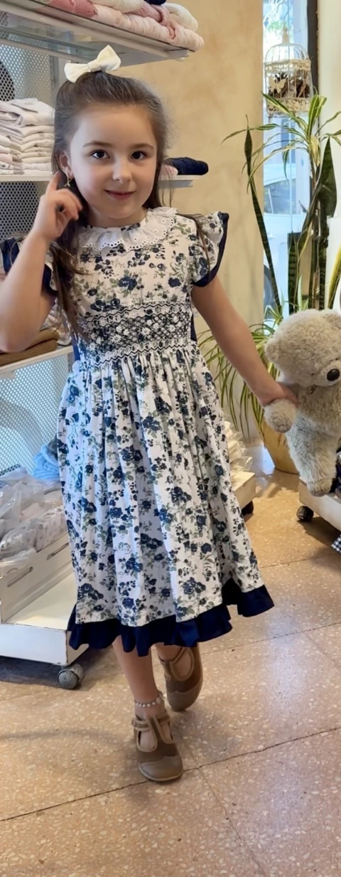 Vestido de flores azules bordado con punto smock con cuello de broderie