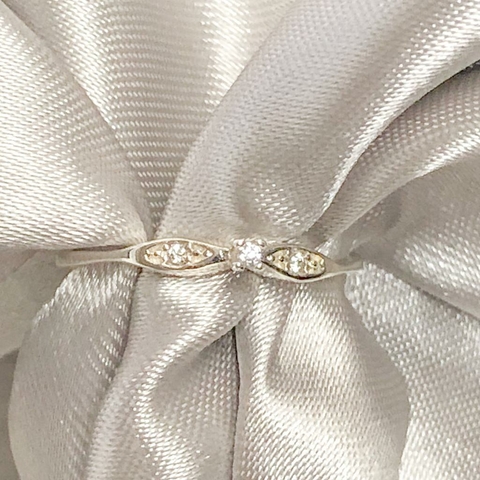 Anel solitário micro cravejado em Zircônia Banhado em Prata