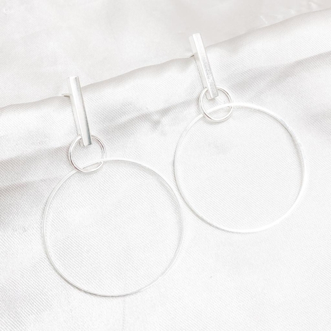 Brinco retangulo com pingente circular Banhado a prata