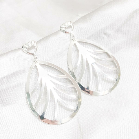 Brinco de coração com pingente gota vazado Banhado a prata