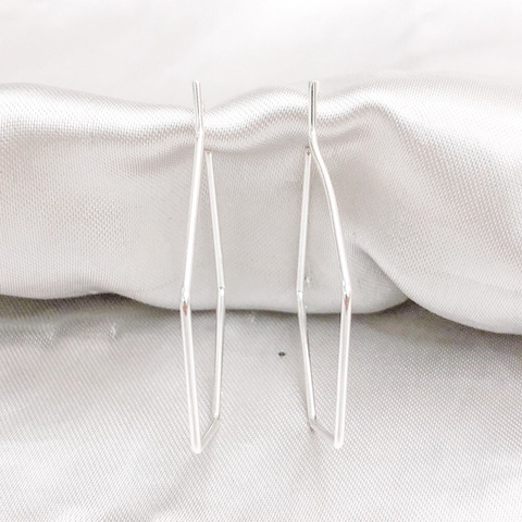 Brinco argola hexagonal banhado em prata