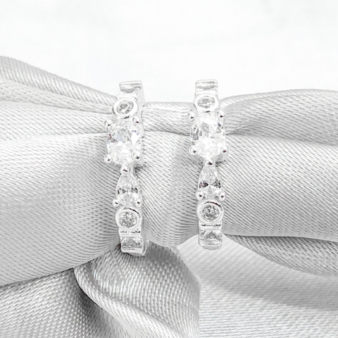 Brinco argolinha com zircônias Banhado a prata