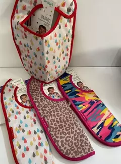 Priori - Babero con portamamadera termico - Alykids Jugueteria