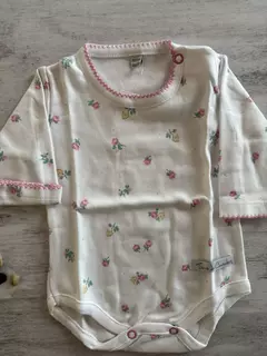 Tierra de cuentos- body blanco con flores rosas y amarillas