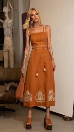 Vestido em linho bordado Catherine Terracota - comprar online