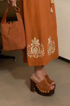 Vestido em linho bordado Catherine Terracota - loja online