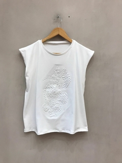 Musculosa Relieve Dragon - tienda online