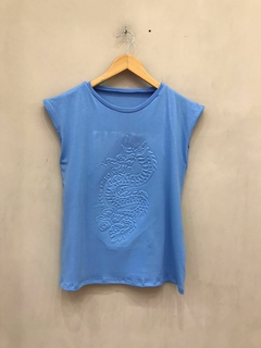 Musculosa Relieve Dragon - comprar online