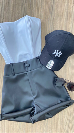 Shorts Couro Fake Botão - comprar online