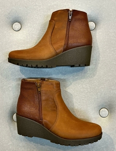 BOTA CORTA CON BASE TACO CHINO TESALIA - comprar online