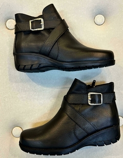 BOTA CORTA CON CIERRE Y HEBILLA GRAVAGNA - comprar online