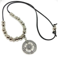 Collar gamuza negra Brújula
