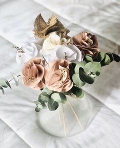 6 flores de tela + florero conico de vidrio