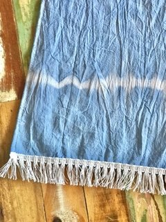 CAMINO DE MESA TUSOR BATIK CON FLECOS