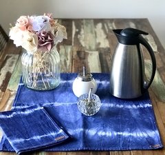 Mantel matero + repasador. Teñido a mano batik
