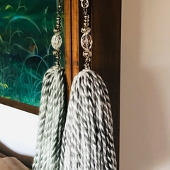 Borla lana combinada gris blanco con cadena
