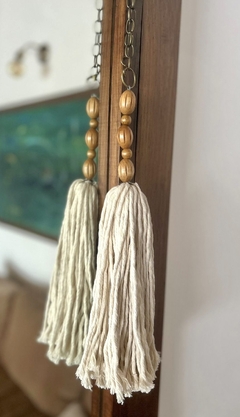 borla de lana cruda mas cuentas de madera y cadena