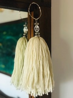 Borla deco lana gruesa con argolla plateada