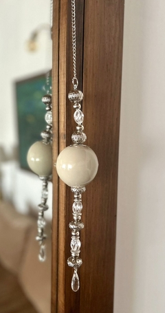 borla esfera de ceramica beige mas caireles y cadena