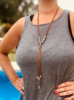 Collar corbatero en gamuza