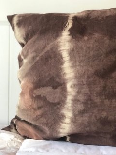 Almohadón en tusor, teñido a mano MARRÓN Batik - comprar online
