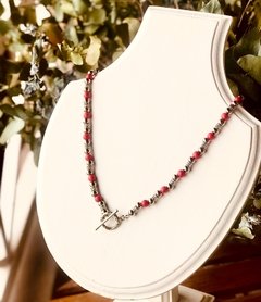 Collar rojo y plateado