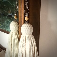 Borlas lana y cerámica esfera beige