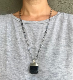 Cadena eslabon con piedra negra