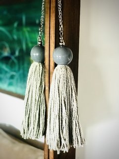 Borla lana y cerámica esfera gris