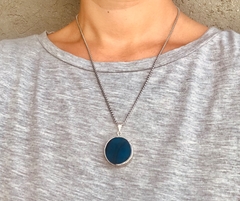 Cadena fina de acero quirúrgico piedra redonda azul