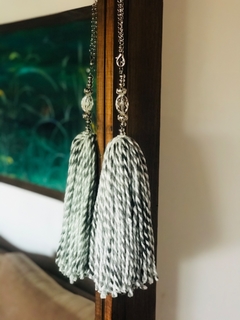 Borla lana combinada gris blanco con cadena - comprar online