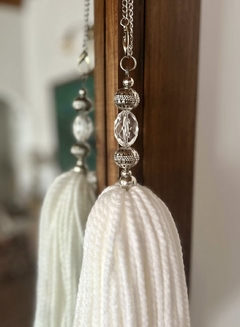 borla lana blanca mas caireles mas cadena - comprar online