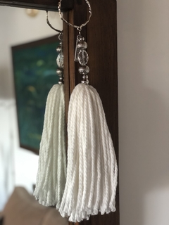 Borla deco lana gruesa white con argolla plateada en internet