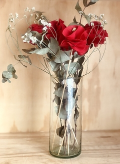 Florero cilindro con flores rojas