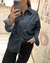 Mujer usando una camisa Dark de jean azul oscuro, over, con bolsillos y manga larga.