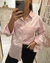 Mujer posando frente a un espejo con la Camisa Kioto rosa con rayas blancas, de poplin, corte clásico con bolsillo en el pecho