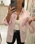 Mujer posando frente a un espejo con la Camisa Kioto rosa con rayas blancas, de poplin, corte clásico con bolsillo en el pecho